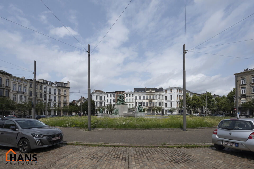 Deze te renoveren woning ligt in het hartje van dé Stad Antwerpen vlakbij het Marnixplein.  De mogelijkheden om deze woning tot een parel te creëren mag u niet laten voorbij gaan. Het staat bekend dat alles op A-locatie een serieuze meerwaarde zal zijn 