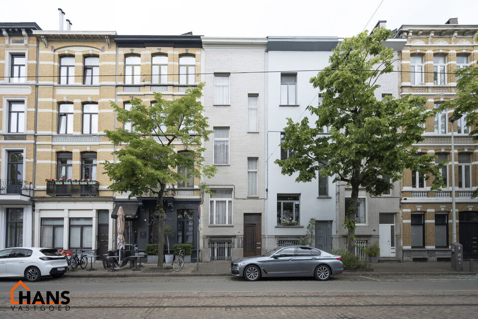 Deze te renoveren woning ligt in het hartje van dé Stad Antwerpen vlakbij het Marnixplein.  De mogelijkheden om deze woning tot een parel te creëren mag u niet laten voorbij gaan. Het staat bekend dat alles op A-locatie een serieuze meerwaarde zal zijn 