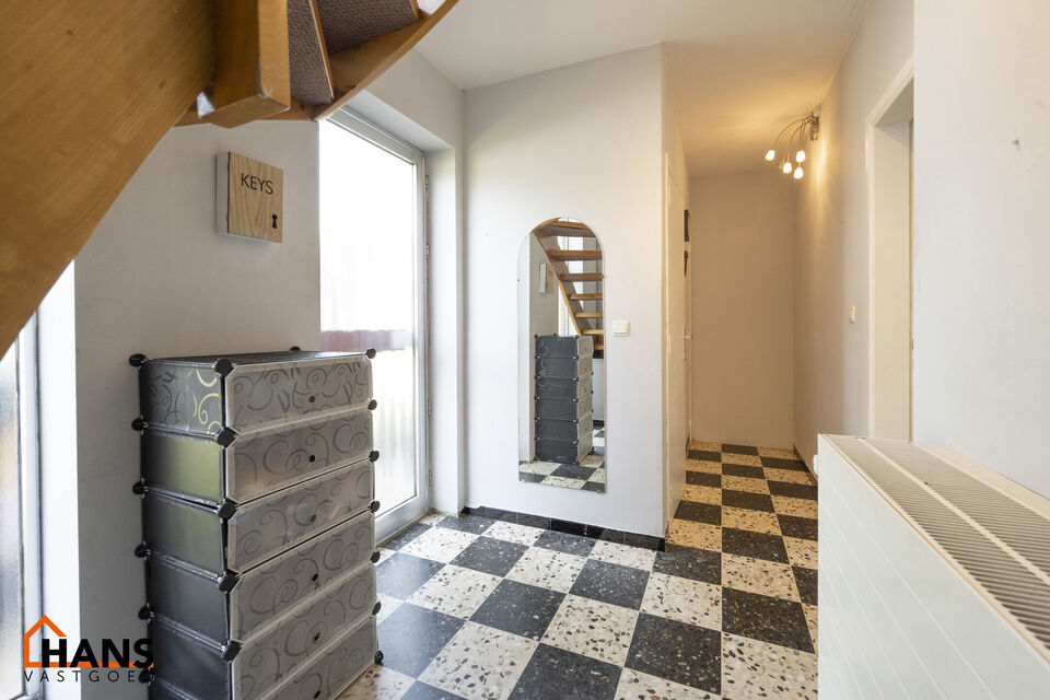 Welkom in deze charmante en functionele halfopen hoekwoning, ideaal gelegen in een rustige, residentiële buurt.  De woning beschikt over een garagebox en een private oprit, wat zorgt voor een comfortabele parkeermogelijkheid aan huis.

Op het gelijkvloer