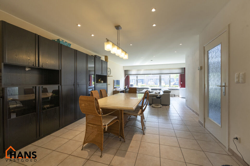 Welkom in deze charmante en functionele halfopen hoekwoning, ideaal gelegen in een rustige, residentiële buurt.  De woning beschikt over een garagebox en een private oprit, wat zorgt voor een comfortabele parkeermogelijkheid aan huis.

Op het gelijkvloer