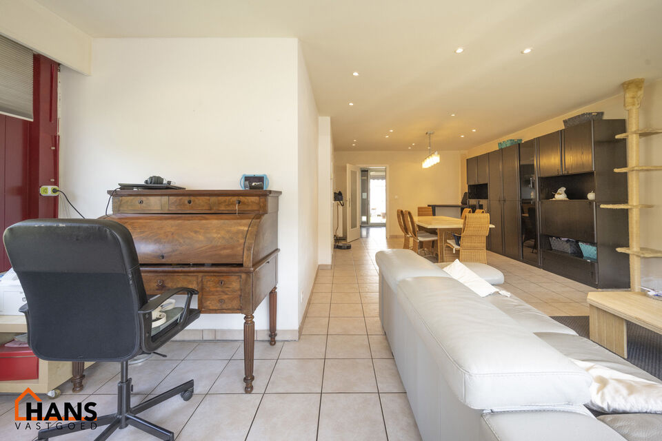 Welkom in deze charmante en functionele halfopen hoekwoning, ideaal gelegen in een rustige, residentiële buurt.  De woning beschikt over een garagebox en een private oprit, wat zorgt voor een comfortabele parkeermogelijkheid aan huis.

Op het gelijkvloer