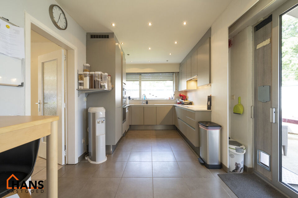 Welkom in deze charmante en functionele halfopen hoekwoning, ideaal gelegen in een rustige, residentiële buurt.  De woning beschikt over een garagebox en een private oprit, wat zorgt voor een comfortabele parkeermogelijkheid aan huis.

Op het gelijkvloer