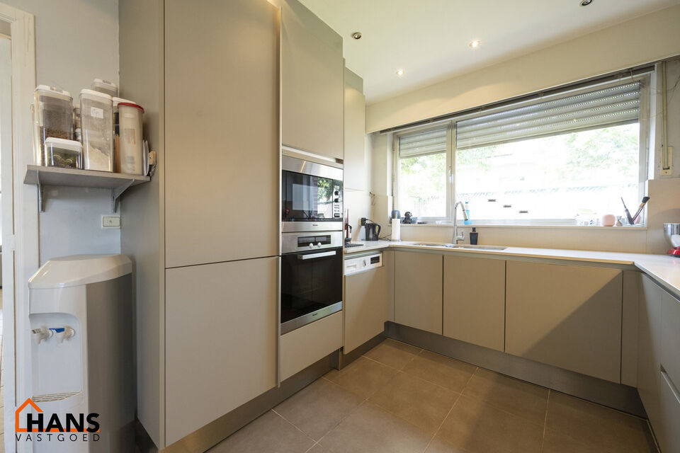 Welkom in deze charmante en functionele halfopen hoekwoning, ideaal gelegen in een rustige, residentiële buurt.  De woning beschikt over een garagebox en een private oprit, wat zorgt voor een comfortabele parkeermogelijkheid aan huis.

Op het gelijkvloer