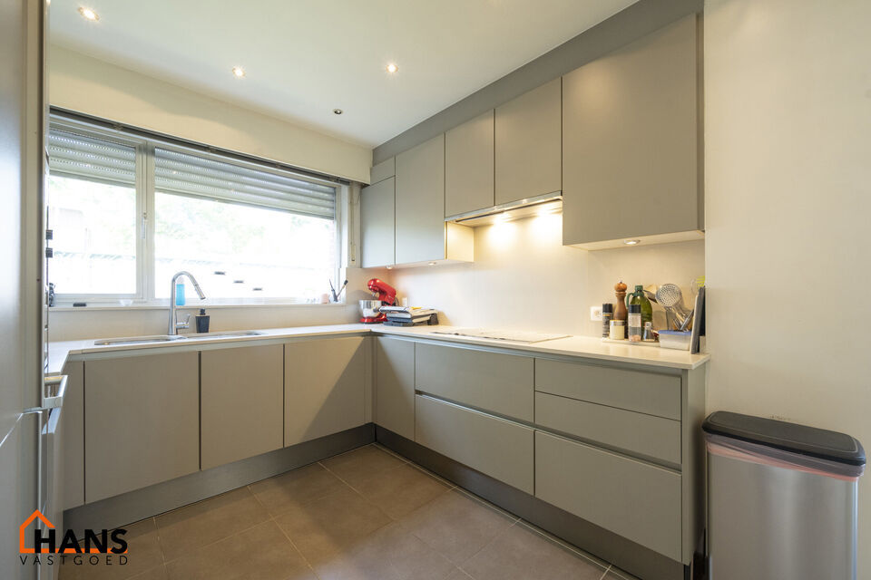 Welkom in deze charmante en functionele halfopen hoekwoning, ideaal gelegen in een rustige, residentiële buurt.  De woning beschikt over een garagebox en een private oprit, wat zorgt voor een comfortabele parkeermogelijkheid aan huis.

Op het gelijkvloer