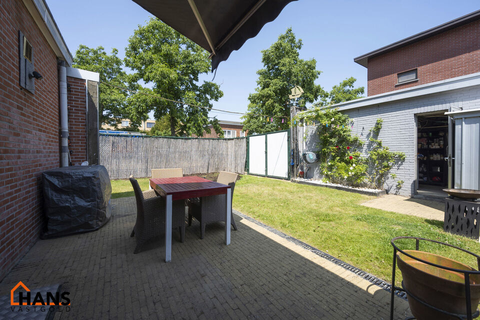 Welkom in deze charmante en functionele halfopen hoekwoning, ideaal gelegen in een rustige, residentiële buurt.  De woning beschikt over een garagebox en een private oprit, wat zorgt voor een comfortabele parkeermogelijkheid aan huis.

Op het gelijkvloer