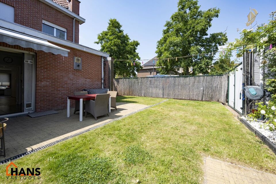 Welkom in deze charmante en functionele halfopen hoekwoning, ideaal gelegen in een rustige, residentiële buurt.  De woning beschikt over een garagebox en een private oprit, wat zorgt voor een comfortabele parkeermogelijkheid aan huis.

Op het gelijkvloer