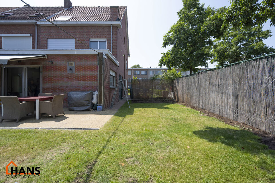 Welkom in deze charmante en functionele halfopen hoekwoning, ideaal gelegen in een rustige, residentiële buurt.  De woning beschikt over een garagebox en een private oprit, wat zorgt voor een comfortabele parkeermogelijkheid aan huis.

Op het gelijkvloer