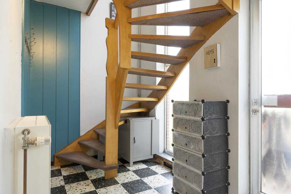 Welkom in deze charmante en functionele halfopen hoekwoning, ideaal gelegen in een rustige, residentiële buurt.  De woning beschikt over een garagebox en een private oprit, wat zorgt voor een comfortabele parkeermogelijkheid aan huis.

Op het gelijkvloer