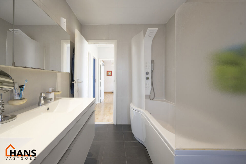 Welkom in deze charmante en functionele halfopen hoekwoning, ideaal gelegen in een rustige, residentiële buurt.  De woning beschikt over een garagebox en een private oprit, wat zorgt voor een comfortabele parkeermogelijkheid aan huis.

Op het gelijkvloer