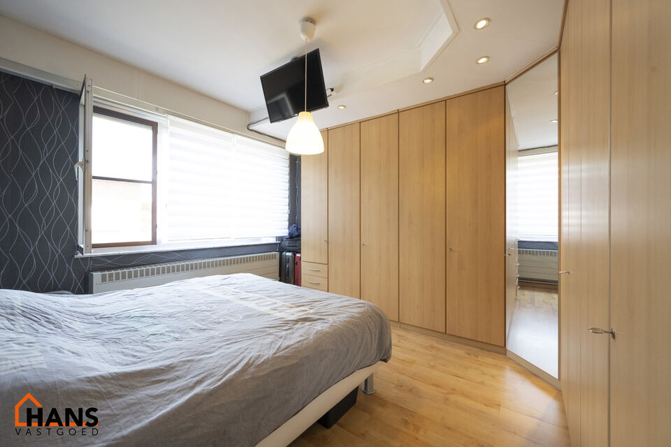 Welkom in deze charmante en functionele halfopen hoekwoning, ideaal gelegen in een rustige, residentiële buurt.  De woning beschikt over een garagebox en een private oprit, wat zorgt voor een comfortabele parkeermogelijkheid aan huis.

Op het gelijkvloer