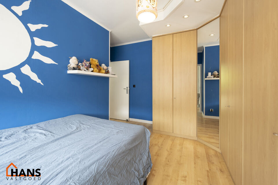 Welkom in deze charmante en functionele halfopen hoekwoning, ideaal gelegen in een rustige, residentiële buurt.  De woning beschikt over een garagebox en een private oprit, wat zorgt voor een comfortabele parkeermogelijkheid aan huis.

Op het gelijkvloer