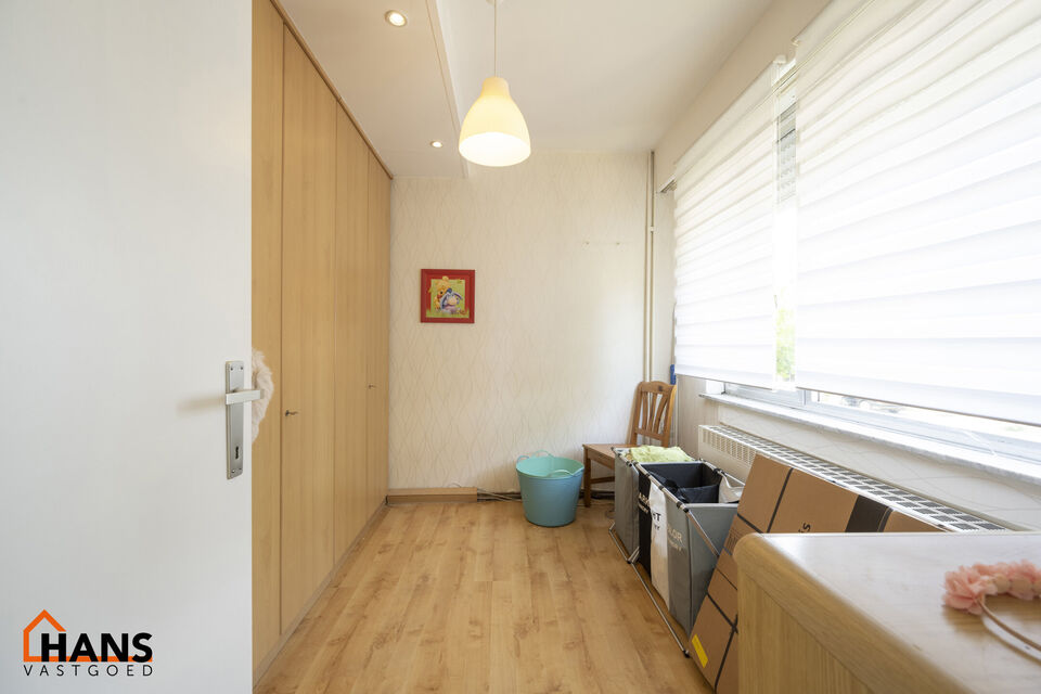Welkom in deze charmante en functionele halfopen hoekwoning, ideaal gelegen in een rustige, residentiële buurt.  De woning beschikt over een garagebox en een private oprit, wat zorgt voor een comfortabele parkeermogelijkheid aan huis.

Op het gelijkvloer