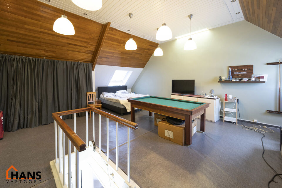 Welkom in deze charmante en functionele halfopen hoekwoning, ideaal gelegen in een rustige, residentiële buurt.  De woning beschikt over een garagebox en een private oprit, wat zorgt voor een comfortabele parkeermogelijkheid aan huis.

Op het gelijkvloer