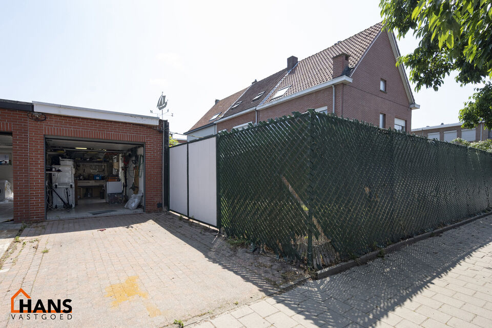 Welkom in deze charmante en functionele halfopen hoekwoning, ideaal gelegen in een rustige, residentiële buurt.  De woning beschikt over een garagebox en een private oprit, wat zorgt voor een comfortabele parkeermogelijkheid aan huis.

Op het gelijkvloer
