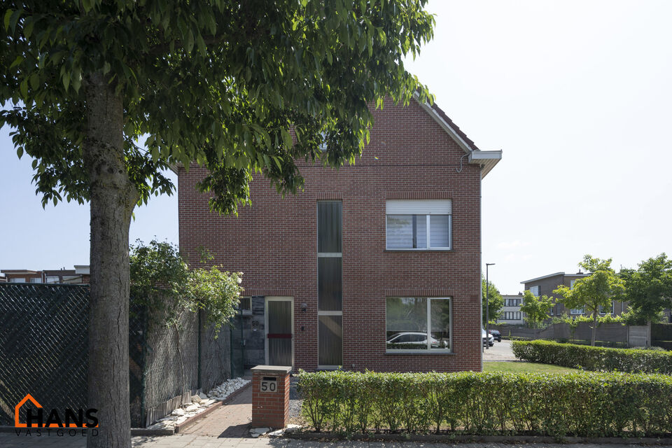 Welkom in deze charmante en functionele halfopen hoekwoning, ideaal gelegen in een rustige, residentiële buurt.  De woning beschikt over een garagebox en een private oprit, wat zorgt voor een comfortabele parkeermogelijkheid aan huis.

Op het gelijkvloer