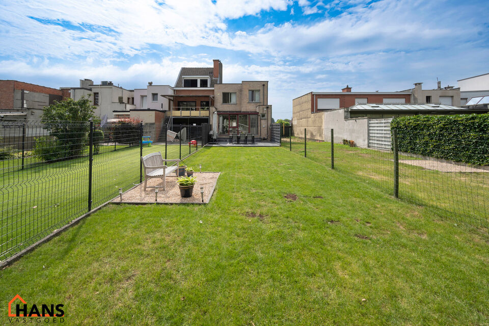 Deze instapklare woning is gelegen in een rustige, doodlopende straat, omringd door groen en toch met een vlotte verbinding naar winkels, scholen en invalswegen.

Bij het betreden van de woning komt u in de inkomhal, die toegang biedt tot de lichtrijke le