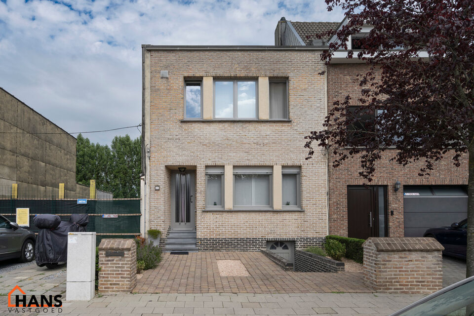 Deze instapklare woning is gelegen in een rustige, doodlopende straat, omringd door groen en toch met een vlotte verbinding naar winkels, scholen en invalswegen.

Bij het betreden van de woning komt u in de inkomhal, die toegang biedt tot de lichtrijke le