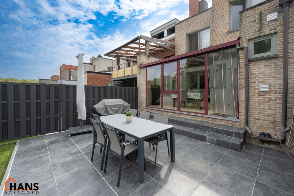 Deze instapklare woning is gelegen in een rustige, doodlopende straat, omringd door groen en toch met een vlotte verbinding naar winkels, scholen en invalswegen.

Bij het betreden van de woning komt u in de inkomhal, die toegang biedt tot de lichtrijke le