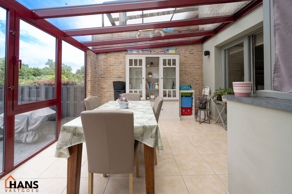 Deze instapklare woning is gelegen in een rustige, doodlopende straat, omringd door groen en toch met een vlotte verbinding naar winkels, scholen en invalswegen.

Bij het betreden van de woning komt u in de inkomhal, die toegang biedt tot de lichtrijke le