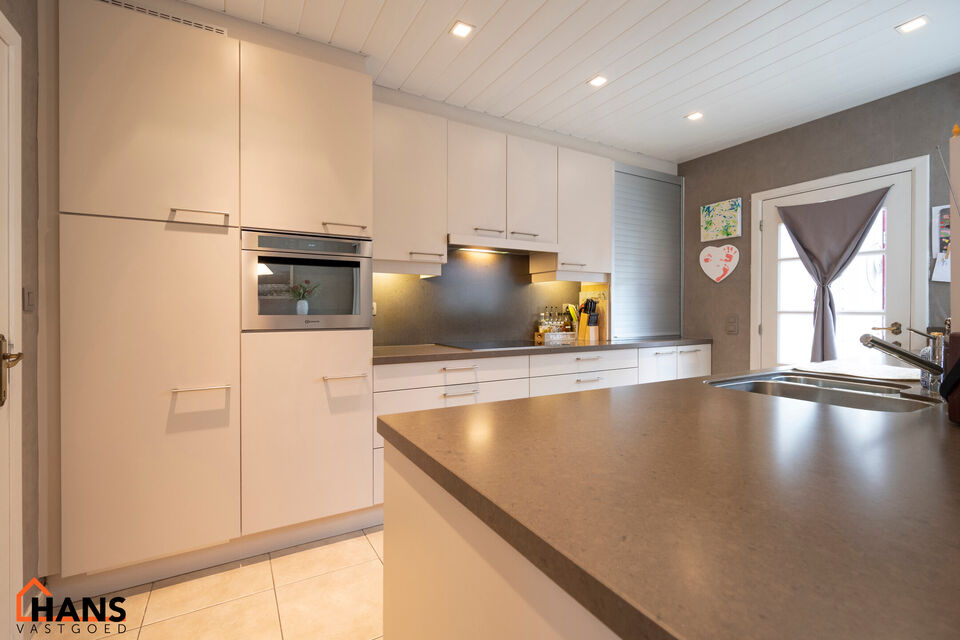 Deze instapklare woning is gelegen in een rustige, doodlopende straat, omringd door groen en toch met een vlotte verbinding naar winkels, scholen en invalswegen.

Bij het betreden van de woning komt u in de inkomhal, die toegang biedt tot de lichtrijke le