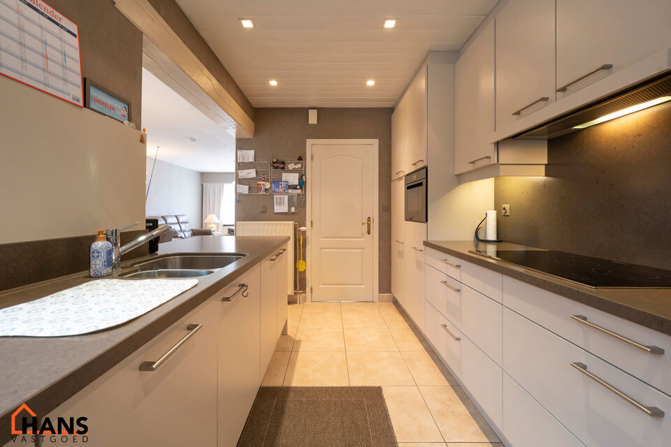 Deze instapklare woning is gelegen in een rustige, doodlopende straat, omringd door groen en toch met een vlotte verbinding naar winkels, scholen en invalswegen.

Bij het betreden van de woning komt u in de inkomhal, die toegang biedt tot de lichtrijke le