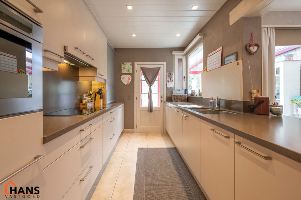 Deze instapklare woning is gelegen in een rustige, doodlopende straat, omringd door groen en toch met een vlotte verbinding naar winkels, scholen en invalswegen.

Bij het betreden van de woning komt u in de inkomhal, die toegang biedt tot de lichtrijke le