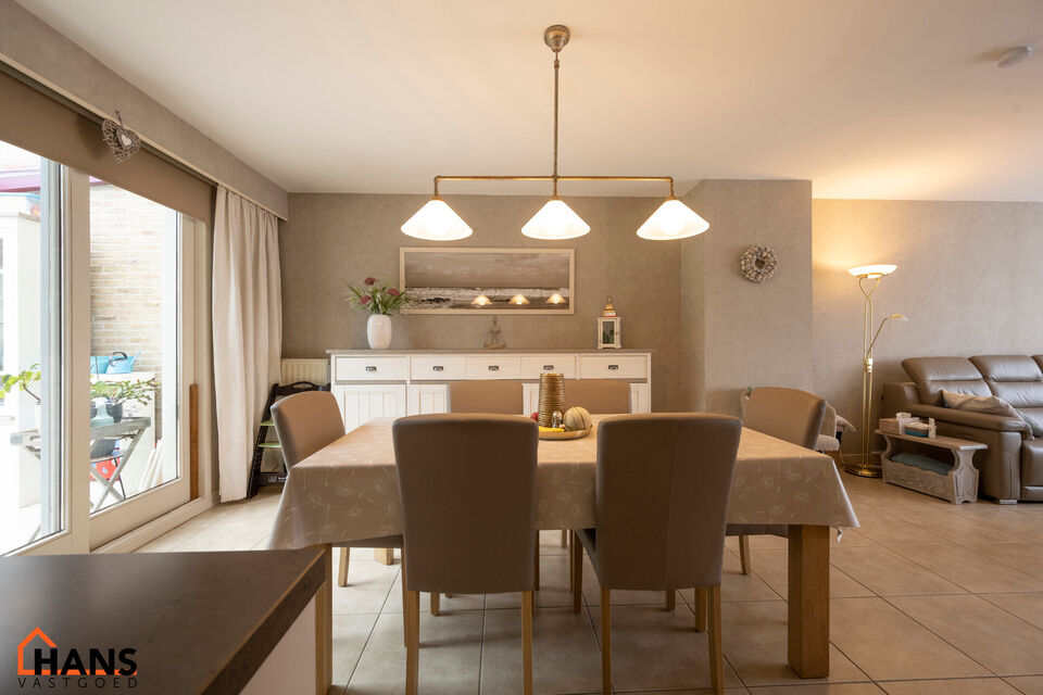 Deze instapklare woning is gelegen in een rustige, doodlopende straat, omringd door groen en toch met een vlotte verbinding naar winkels, scholen en invalswegen.

Bij het betreden van de woning komt u in de inkomhal, die toegang biedt tot de lichtrijke le