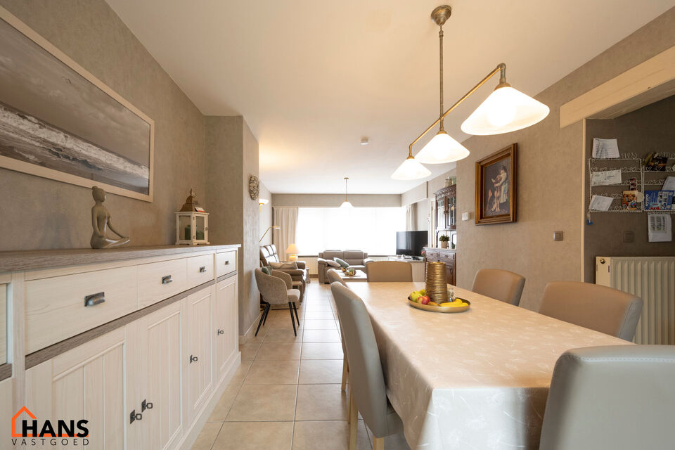 Deze instapklare woning is gelegen in een rustige, doodlopende straat, omringd door groen en toch met een vlotte verbinding naar winkels, scholen en invalswegen.

Bij het betreden van de woning komt u in de inkomhal, die toegang biedt tot de lichtrijke le