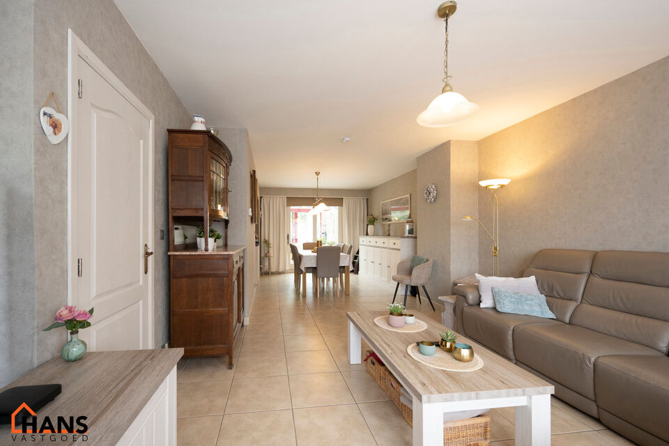 Deze instapklare woning is gelegen in een rustige, doodlopende straat, omringd door groen en toch met een vlotte verbinding naar winkels, scholen en invalswegen.

Bij het betreden van de woning komt u in de inkomhal, die toegang biedt tot de lichtrijke le