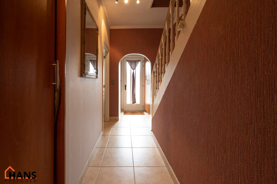 Deze instapklare woning is gelegen in een rustige, doodlopende straat, omringd door groen en toch met een vlotte verbinding naar winkels, scholen en invalswegen.

Bij het betreden van de woning komt u in de inkomhal, die toegang biedt tot de lichtrijke le
