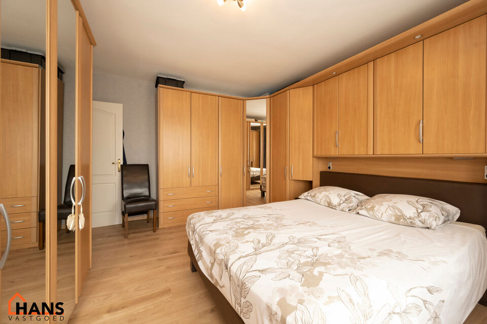 Deze instapklare woning is gelegen in een rustige, doodlopende straat, omringd door groen en toch met een vlotte verbinding naar winkels, scholen en invalswegen.

Bij het betreden van de woning komt u in de inkomhal, die toegang biedt tot de lichtrijke le