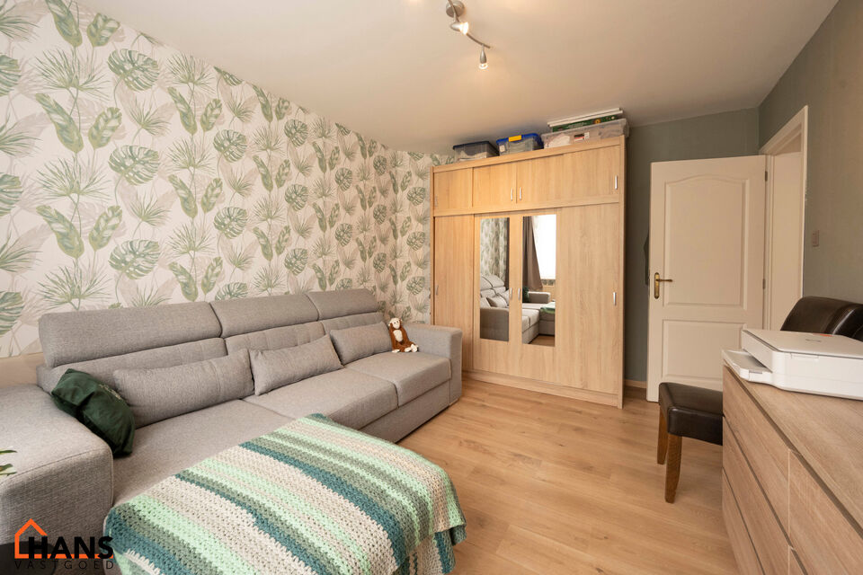 Deze instapklare woning is gelegen in een rustige, doodlopende straat, omringd door groen en toch met een vlotte verbinding naar winkels, scholen en invalswegen.

Bij het betreden van de woning komt u in de inkomhal, die toegang biedt tot de lichtrijke le