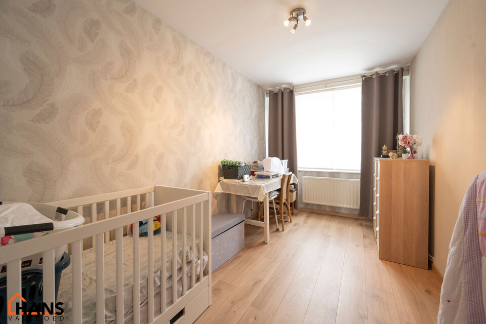 Deze instapklare woning is gelegen in een rustige, doodlopende straat, omringd door groen en toch met een vlotte verbinding naar winkels, scholen en invalswegen.

Bij het betreden van de woning komt u in de inkomhal, die toegang biedt tot de lichtrijke le