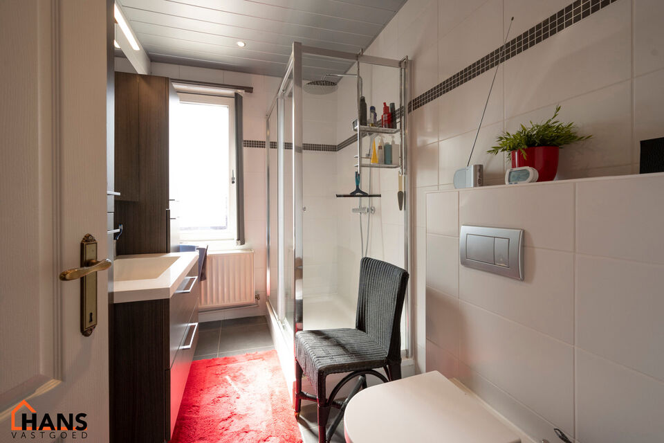 Deze instapklare woning is gelegen in een rustige, doodlopende straat, omringd door groen en toch met een vlotte verbinding naar winkels, scholen en invalswegen.

Bij het betreden van de woning komt u in de inkomhal, die toegang biedt tot de lichtrijke le