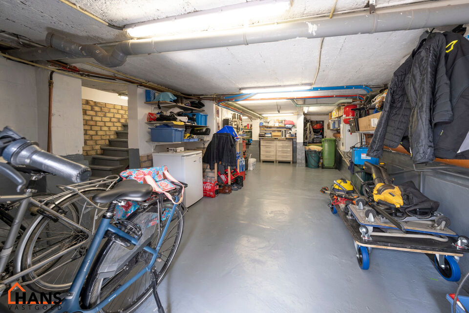 Deze instapklare woning is gelegen in een rustige, doodlopende straat, omringd door groen en toch met een vlotte verbinding naar winkels, scholen en invalswegen.

Bij het betreden van de woning komt u in de inkomhal, die toegang biedt tot de lichtrijke le