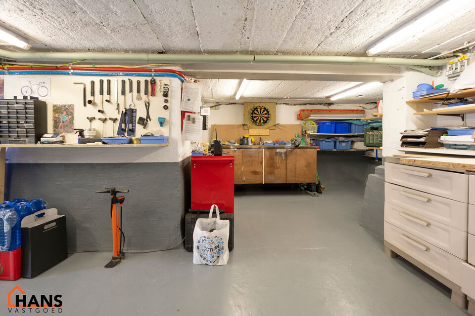 Deze instapklare woning is gelegen in een rustige, doodlopende straat, omringd door groen en toch met een vlotte verbinding naar winkels, scholen en invalswegen.

Bij het betreden van de woning komt u in de inkomhal, die toegang biedt tot de lichtrijke le