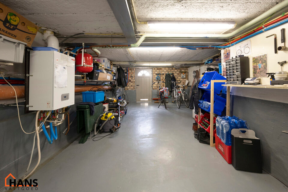 Deze instapklare woning is gelegen in een rustige, doodlopende straat, omringd door groen en toch met een vlotte verbinding naar winkels, scholen en invalswegen.

Bij het betreden van de woning komt u in de inkomhal, die toegang biedt tot de lichtrijke le