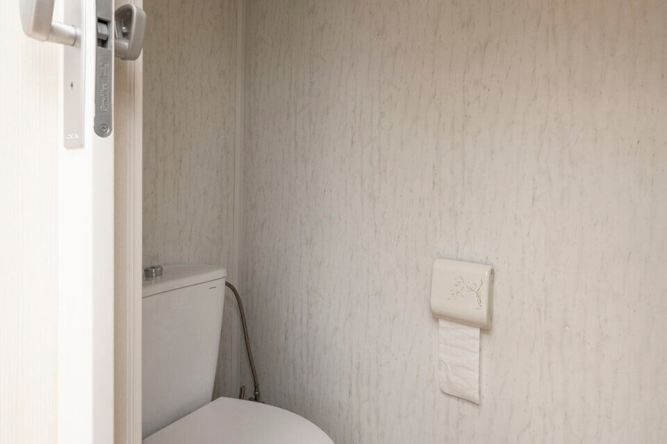 Deze instapklare woning is gelegen in een rustige, doodlopende straat, omringd door groen en toch met een vlotte verbinding naar winkels, scholen en invalswegen.

Bij het betreden van de woning komt u in de inkomhal, die toegang biedt tot de lichtrijke le