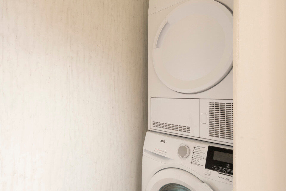 Deze instapklare woning is gelegen in een rustige, doodlopende straat, omringd door groen en toch met een vlotte verbinding naar winkels, scholen en invalswegen.

Bij het betreden van de woning komt u in de inkomhal, die toegang biedt tot de lichtrijke le