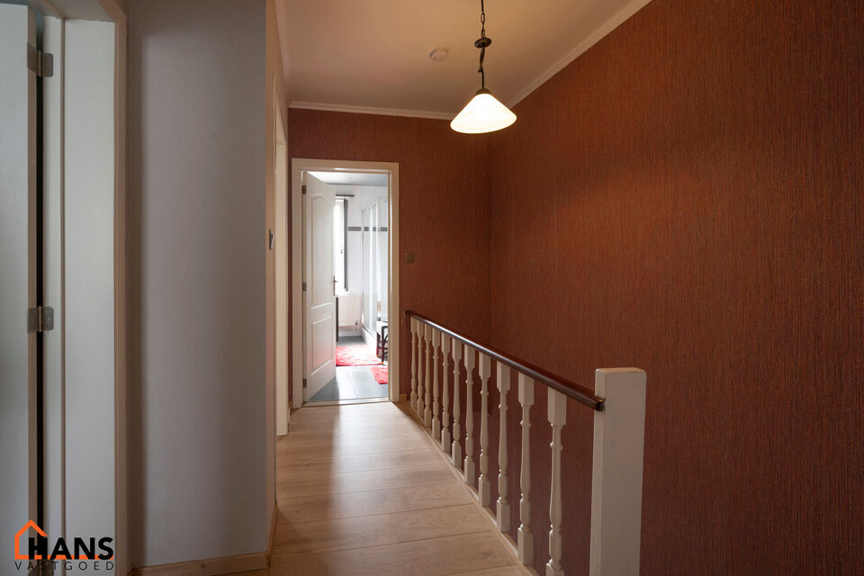 Deze instapklare woning is gelegen in een rustige, doodlopende straat, omringd door groen en toch met een vlotte verbinding naar winkels, scholen en invalswegen.

Bij het betreden van de woning komt u in de inkomhal, die toegang biedt tot de lichtrijke le