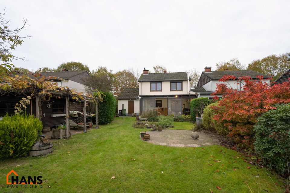 De Instelprijs bedraagt 325.000 Euro, enkel biedingen vanaf deze instelprijs worden in overweging genomen.
Deze charmante woning met tuin, veranda en garage is gelegen in een rustige, groene wijk in Brasschaat. De woning biedt een solide basis en veel pot