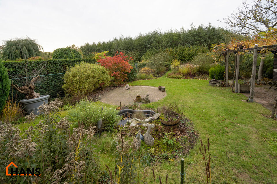 De Instelprijs bedraagt 325.000 Euro, enkel biedingen vanaf deze instelprijs worden in overweging genomen.
Deze charmante woning met tuin, veranda en garage is gelegen in een rustige, groene wijk in Brasschaat. De woning biedt een solide basis en veel pot