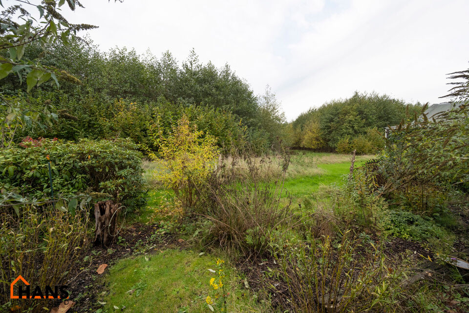 De Instelprijs bedraagt 325.000 Euro, enkel biedingen vanaf deze instelprijs worden in overweging genomen.
Deze charmante woning met tuin, veranda en garage is gelegen in een rustige, groene wijk in Brasschaat. De woning biedt een solide basis en veel pot