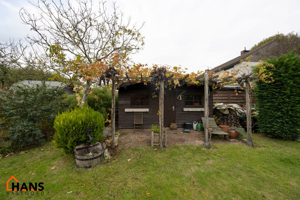 De Instelprijs bedraagt 325.000 Euro, enkel biedingen vanaf deze instelprijs worden in overweging genomen.
Deze charmante woning met tuin, veranda en garage is gelegen in een rustige, groene wijk in Brasschaat. De woning biedt een solide basis en veel pot