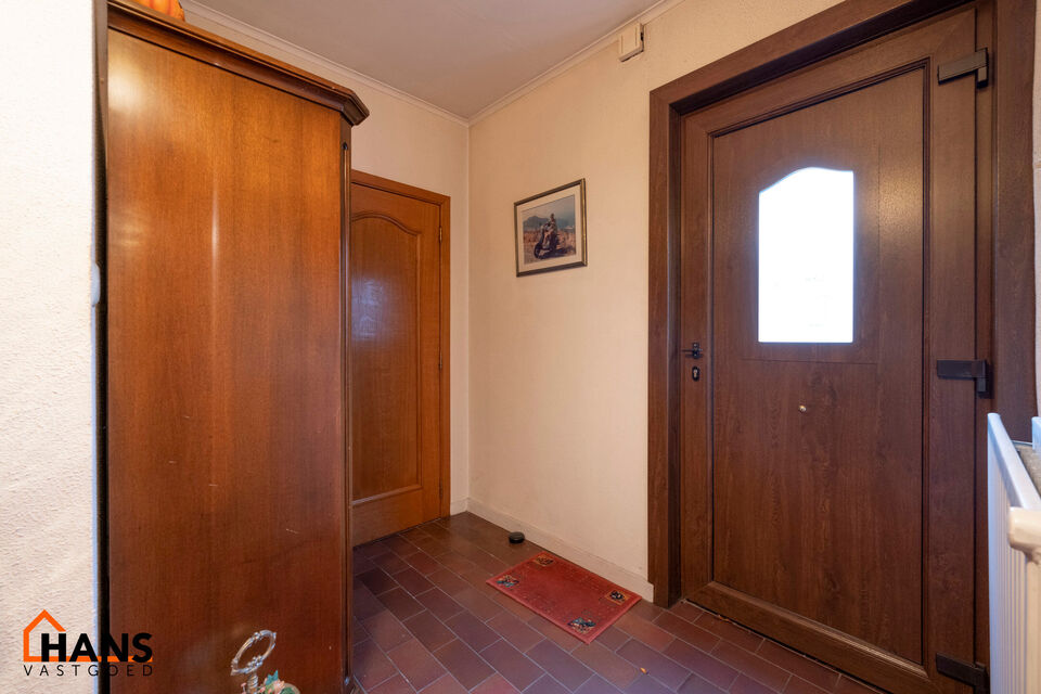 De Instelprijs bedraagt 325.000 Euro, enkel biedingen vanaf deze instelprijs worden in overweging genomen.
Deze charmante woning met tuin, veranda en garage is gelegen in een rustige, groene wijk in Brasschaat. De woning biedt een solide basis en veel pot