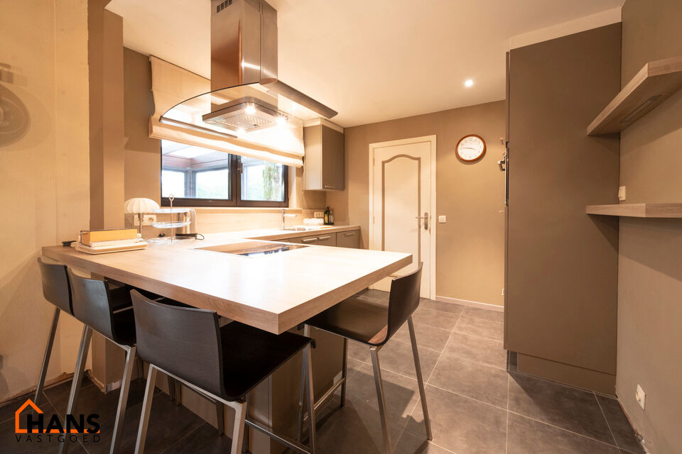 De Instelprijs bedraagt 325.000 Euro, enkel biedingen vanaf deze instelprijs worden in overweging genomen.
Deze charmante woning met tuin, veranda en garage is gelegen in een rustige, groene wijk in Brasschaat. De woning biedt een solide basis en veel pot