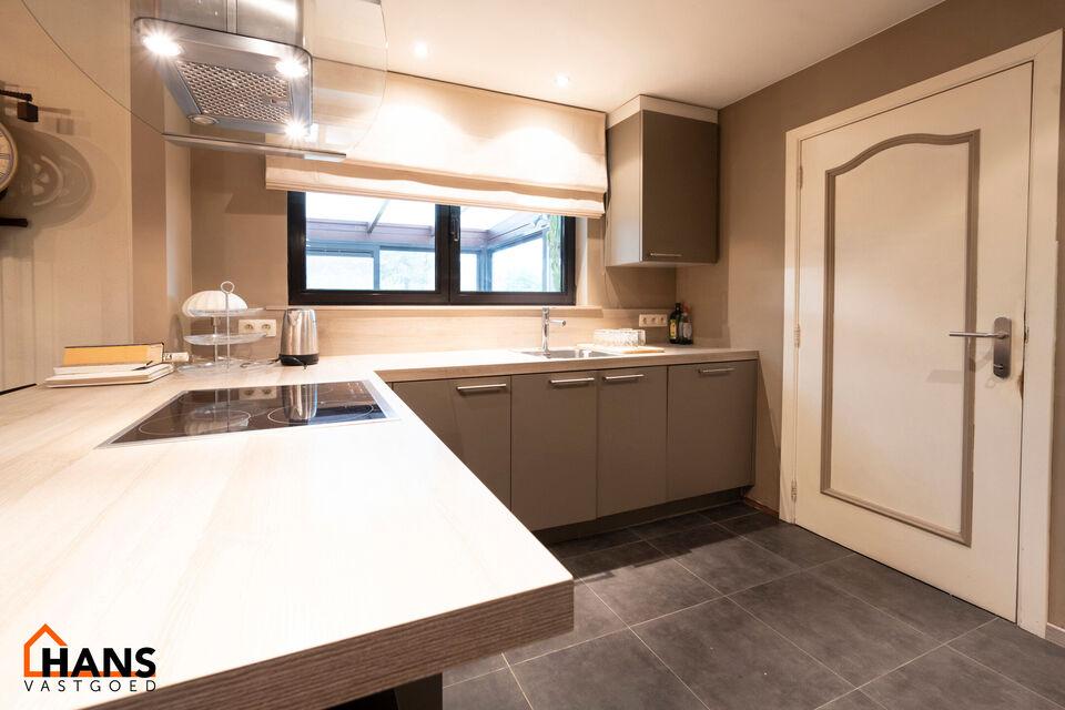 De Instelprijs bedraagt 325.000 Euro, enkel biedingen vanaf deze instelprijs worden in overweging genomen.
Deze charmante woning met tuin, veranda en garage is gelegen in een rustige, groene wijk in Brasschaat. De woning biedt een solide basis en veel pot