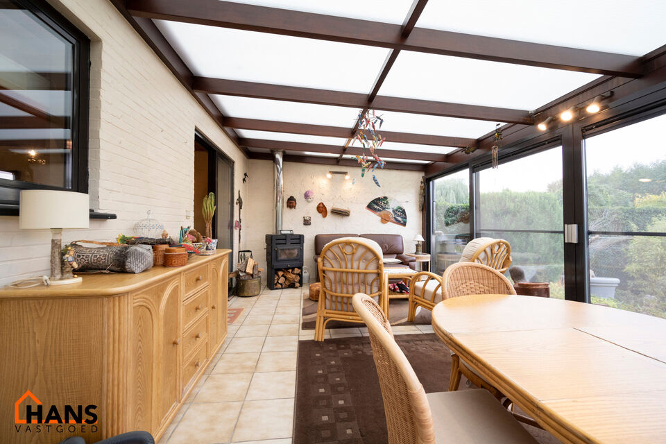 De Instelprijs bedraagt 325.000 Euro, enkel biedingen vanaf deze instelprijs worden in overweging genomen.
Deze charmante woning met tuin, veranda en garage is gelegen in een rustige, groene wijk in Brasschaat. De woning biedt een solide basis en veel pot