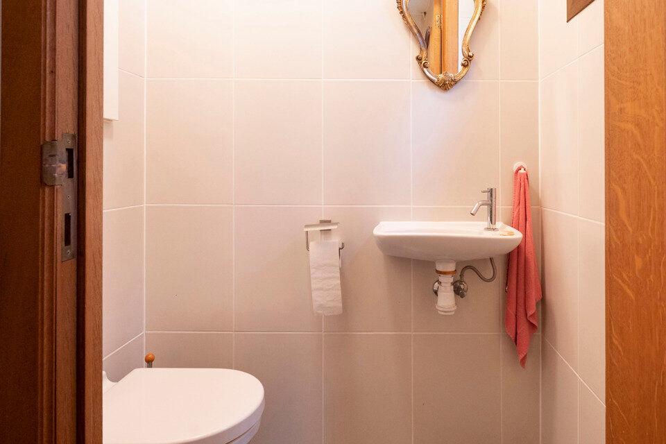 De Instelprijs bedraagt 325.000 Euro, enkel biedingen vanaf deze instelprijs worden in overweging genomen.
Deze charmante woning met tuin, veranda en garage is gelegen in een rustige, groene wijk in Brasschaat. De woning biedt een solide basis en veel pot