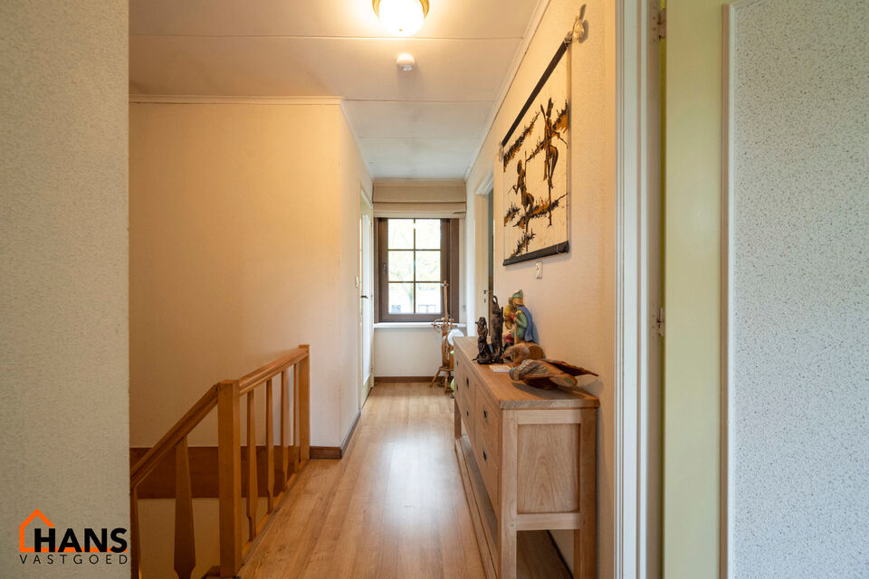 De Instelprijs bedraagt 325.000 Euro, enkel biedingen vanaf deze instelprijs worden in overweging genomen.
Deze charmante woning met tuin, veranda en garage is gelegen in een rustige, groene wijk in Brasschaat. De woning biedt een solide basis en veel pot